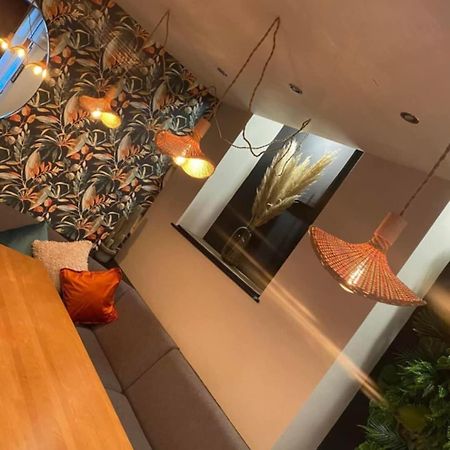 The Bear On The Square Hotel Милъм Екстериор снимка