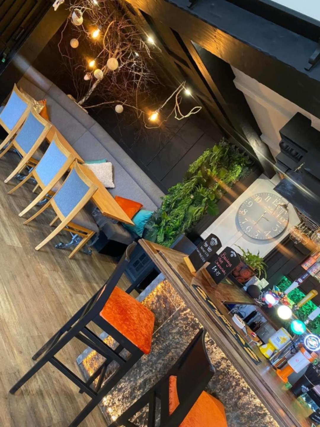 The Bear On The Square Hotel Милъм Екстериор снимка