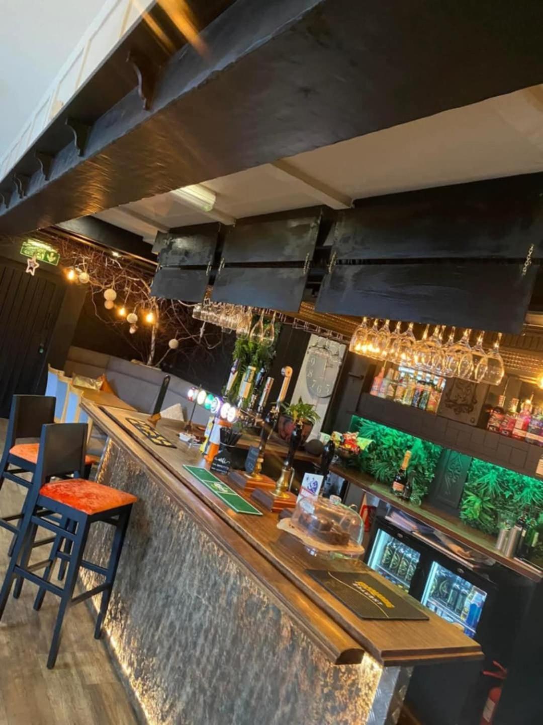 The Bear On The Square Hotel Милъм Екстериор снимка